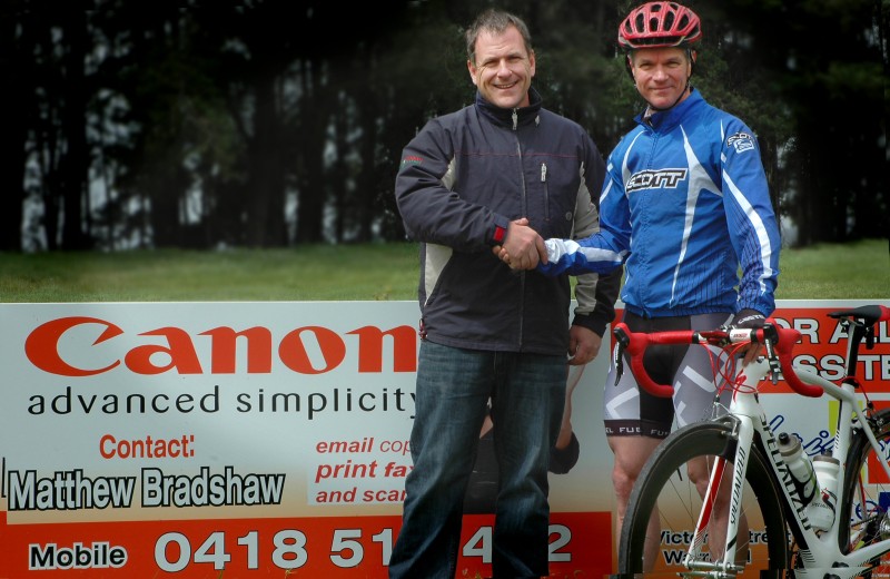 Graeme Parker congratulated by handicap sponsor Matt Bradshaw of PrintSolutions@Work